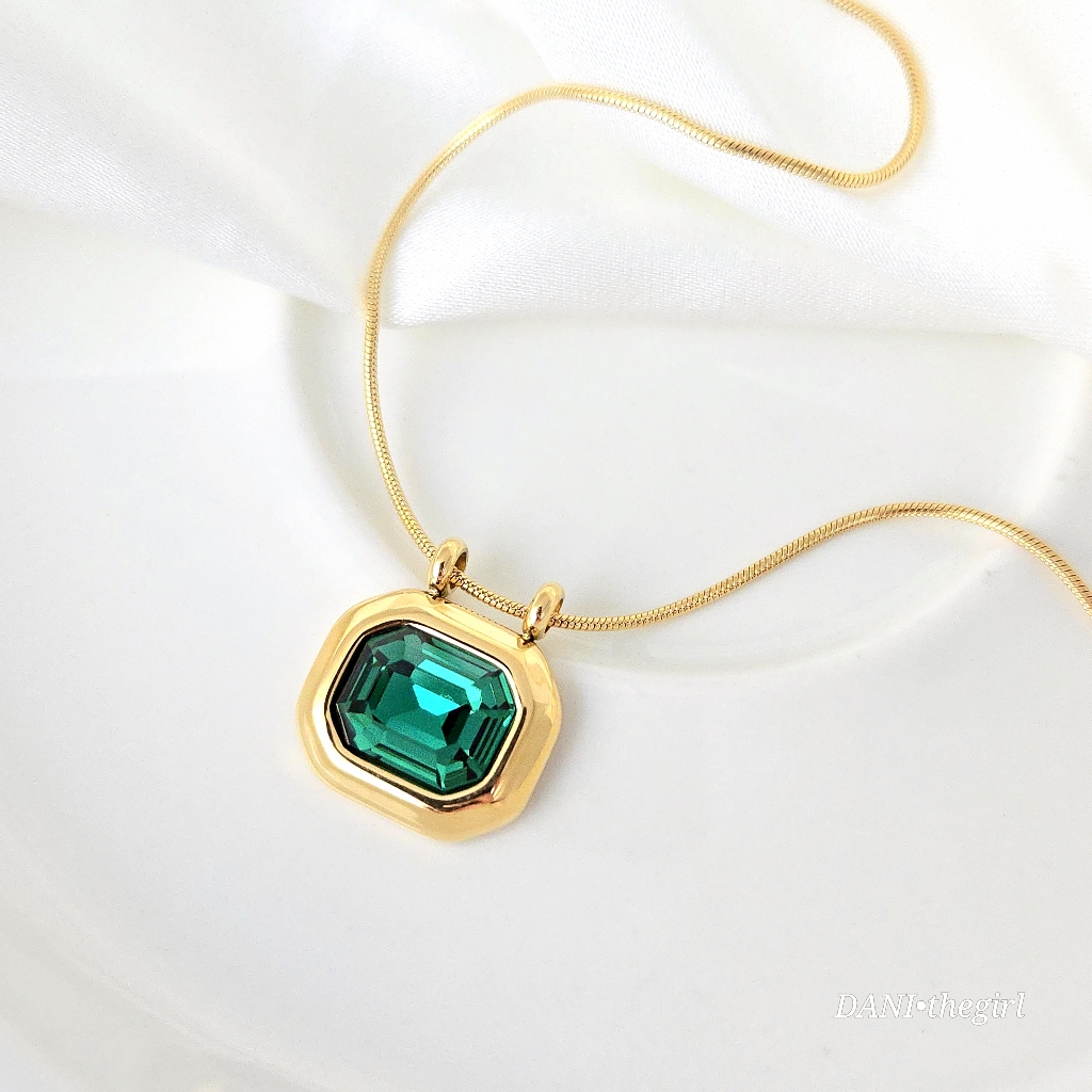 New Gold Dainty Snake Chain With Bezel Set Emerald Green Pendant Necklace